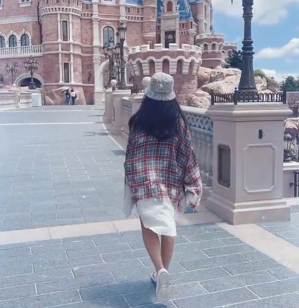 从照片中我们可以看到,王诗龄是真的瘦了很多,以前胖嘟嘟的背影,如今