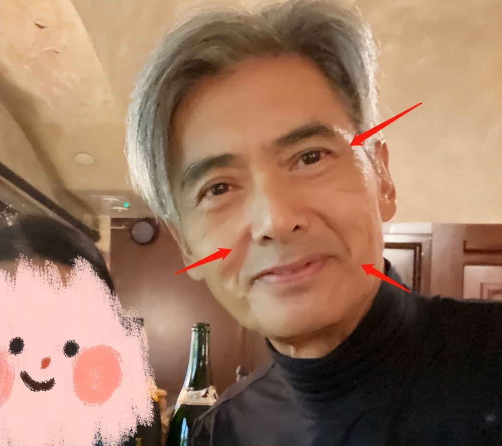 67岁周润发与女粉丝合影!