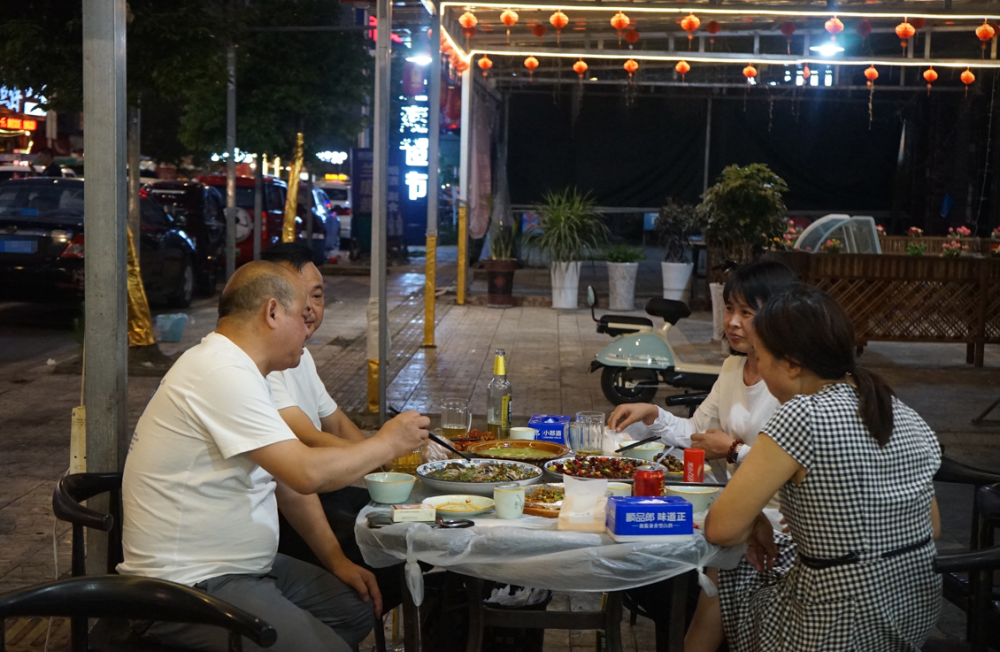 啞巴兔,小龍蝦,啤酒燒烤,火鍋串串等特色美食讓人應接不暇,吸引了一大