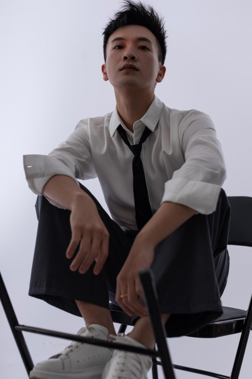 出生于1998年5月的青年演员杨浩琪此前已经出演过多