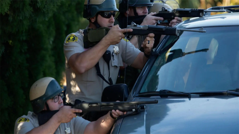 堪比屠杀,美国警察连开数十枪射击非裔男子,对方投降后仍不停手_腾讯