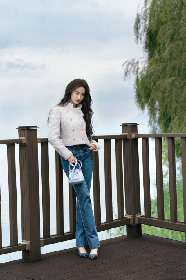 刘亦菲洱海七夕大片,穿膏药牛仔裤配奶奶高跟,没有笑容气质逼人