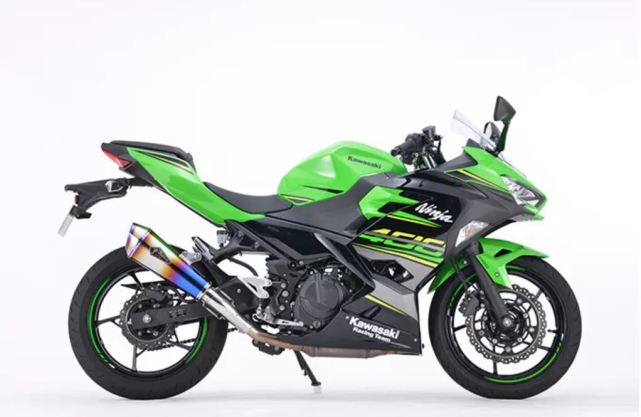 2023款ninja400金屬烈焰紅的售價49800,經典的金屬火花黑50800元,較