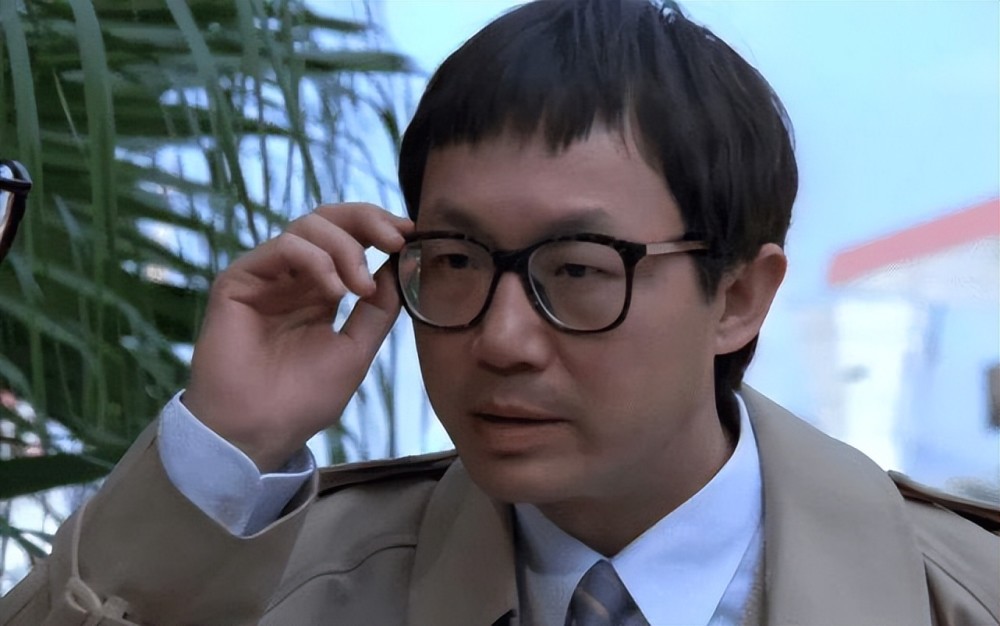 电影音乐不分家,在嘉禾时期,许冠文的成功帮助嘉禾安然渡过难关,更