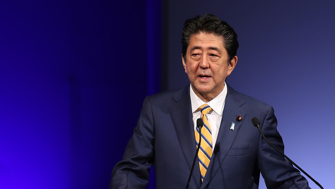 人物安倍晋三终于67岁两度拜相功过几何