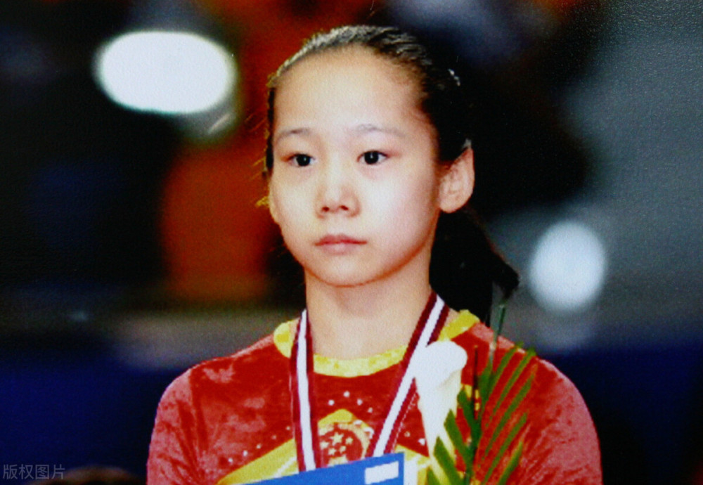 她便与队友程菲,何可欣,杨伊琳,江钰源,李珊珊一起夺得了女子团体金牌