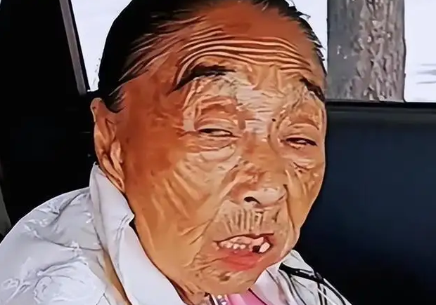 马玉琴带孙子直播惹众怒,网友怒斥还钱,孙子:奶奶的钱都是我的