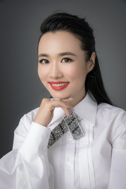 cctv8《剧说很好看》栏目主持人王曦梁剧说很好看记者:可以和我们介绍