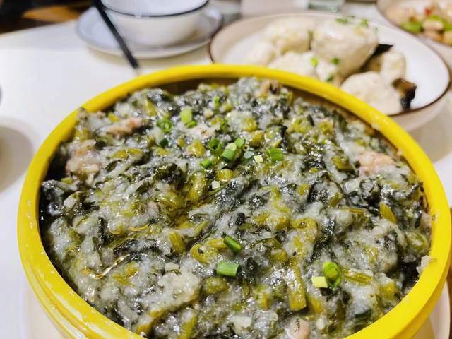 这里著名的茶品就是沔阳三蒸,蒸鱼蒸肉蒸菜,一切皆可蒸.