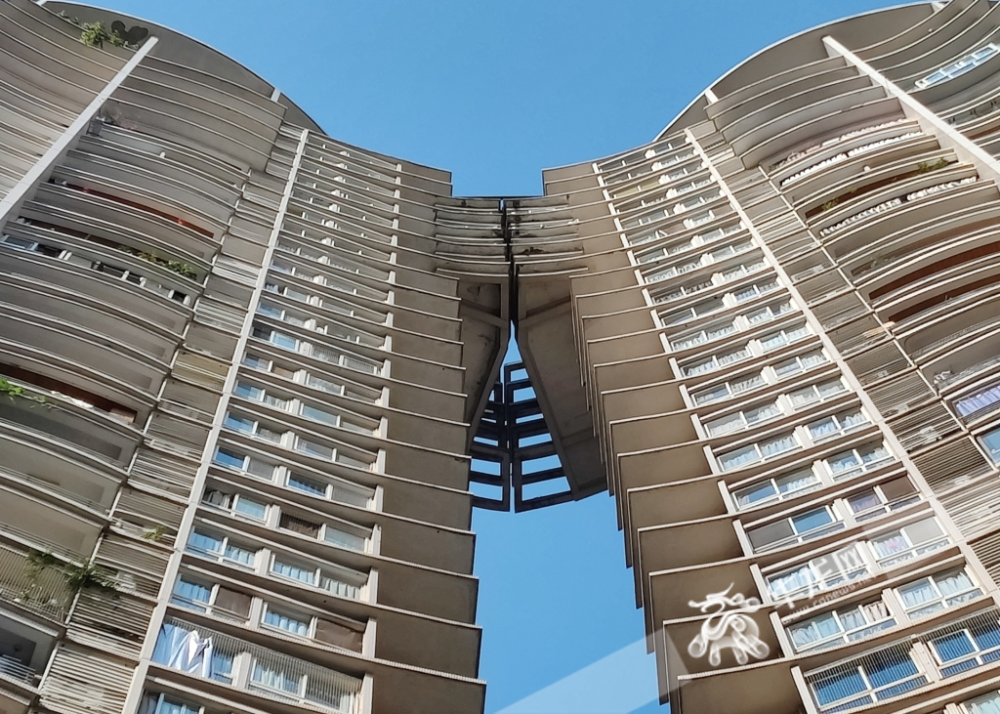 重庆一小区多间高层房屋悬空引热议 专家:这很常见,不稀奇