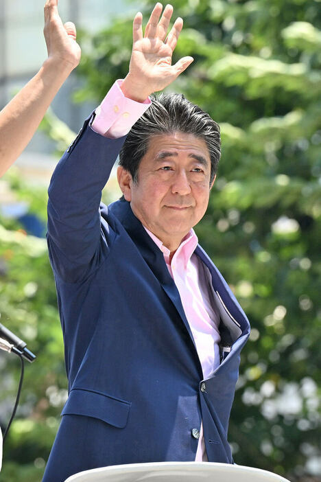 日本前首相安倍晋三已经被正在抢救的奈良医院确认死亡