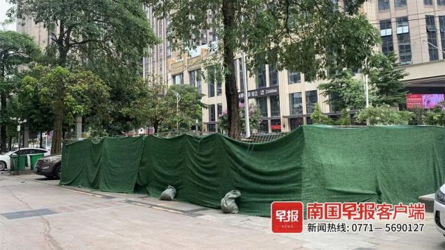   南宁一小区在公共停车位上建充电桩？业主们怒了！物管：已暂停施工