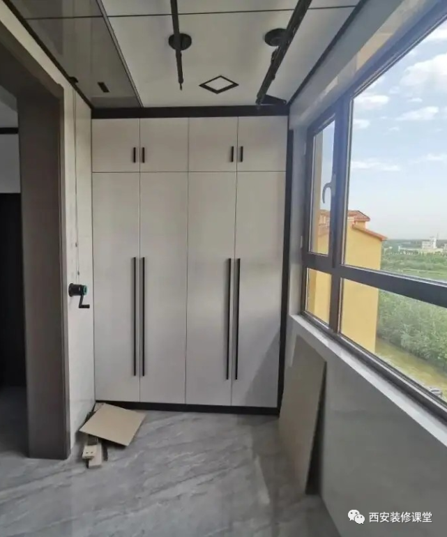 吊顶压低处理,如果直接用封板做的话,太高太难看了▲阳台柜挡住了窗帘