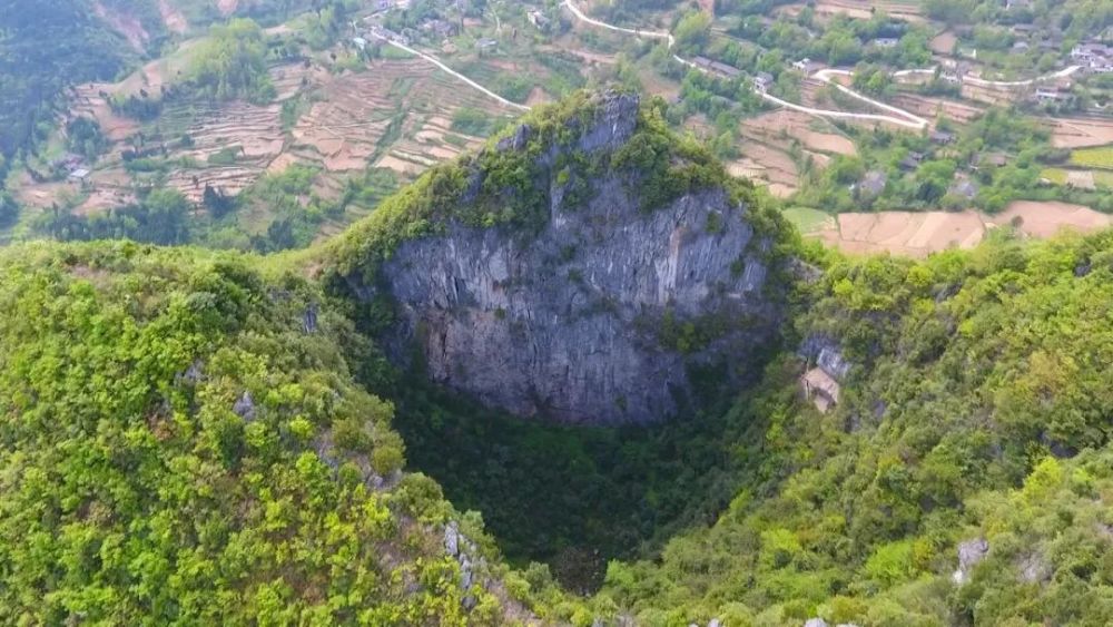 汉中天坑群第七次国际联合科考队走进镇巴再探全球海拔最高的超级天坑