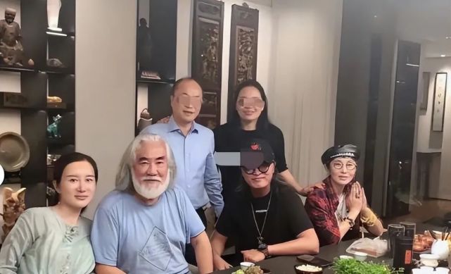 张敏携小10岁老公聚餐,瘦脱相的她老态尽显,穿着随意毫无女人味