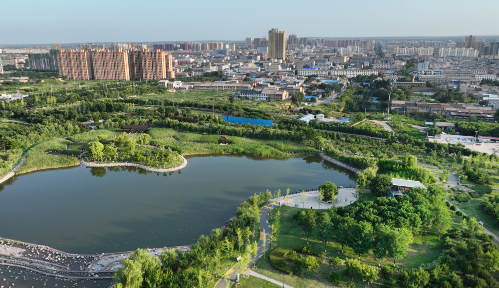 美丽中国陕西合阳城在林中坐人在绿中行