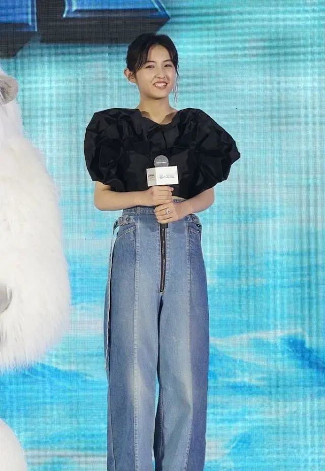 张子枫穿着黑色短袖,搭配了时髦牛仔裤的裤子,穿搭显高插图3