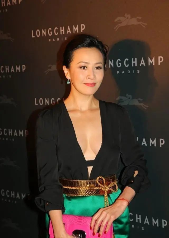 刘嘉玲虽然年纪越来越大,可穿着缎面裙搭配镂空上衣,照样秀风采_腾讯