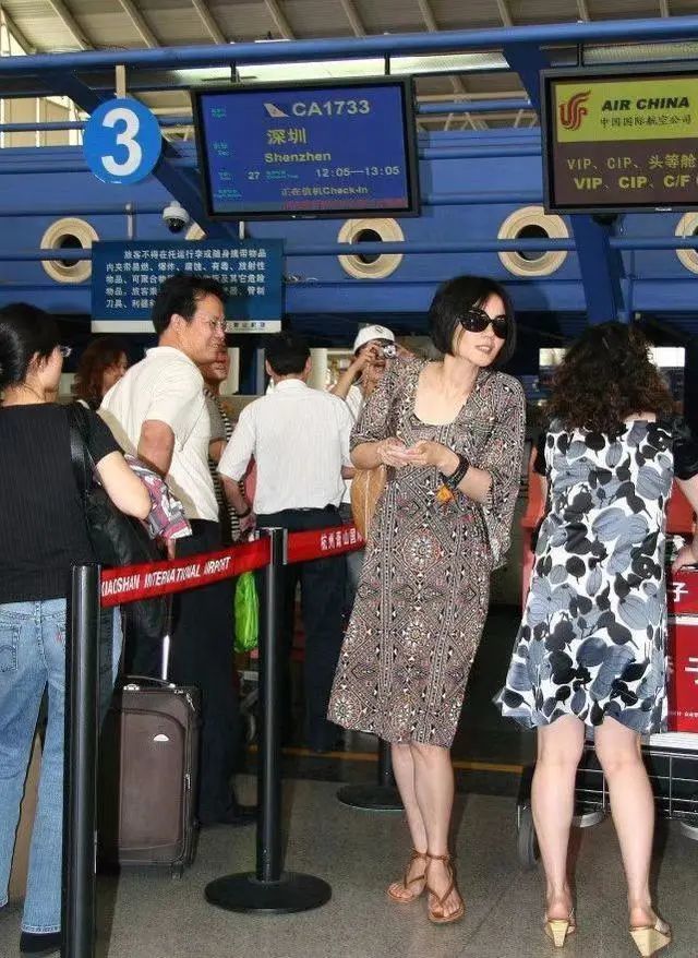52岁的王菲放飞!穿着大妈裙踩着人字拖亮相机场,打扮有些认不出插图1