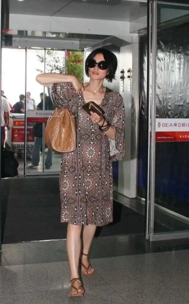 52岁的王菲放飞!穿着大妈裙踩着人字拖亮相机场,打扮有些认不出插图3