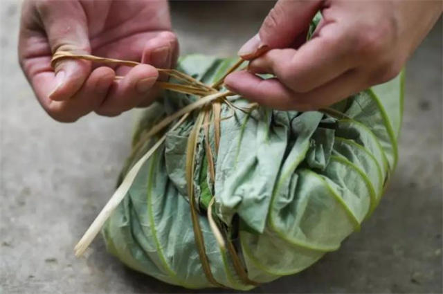 三,荷叶是古代常见重要的包装材料"就荷叶上包鱼鲊,当石渠中浸酒瓶.