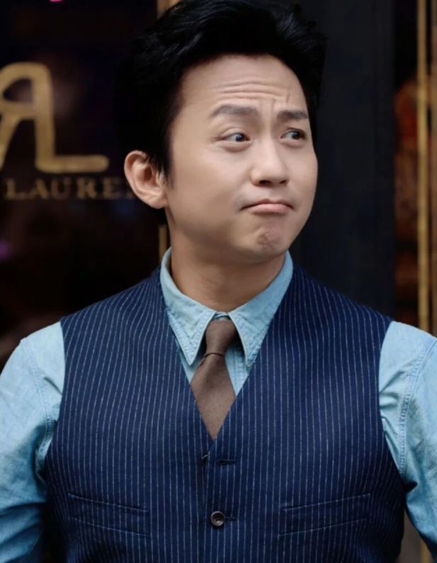 邓超现身成都参加活动,面部圆润眼角皱纹明显,夏天穿西装不怕热