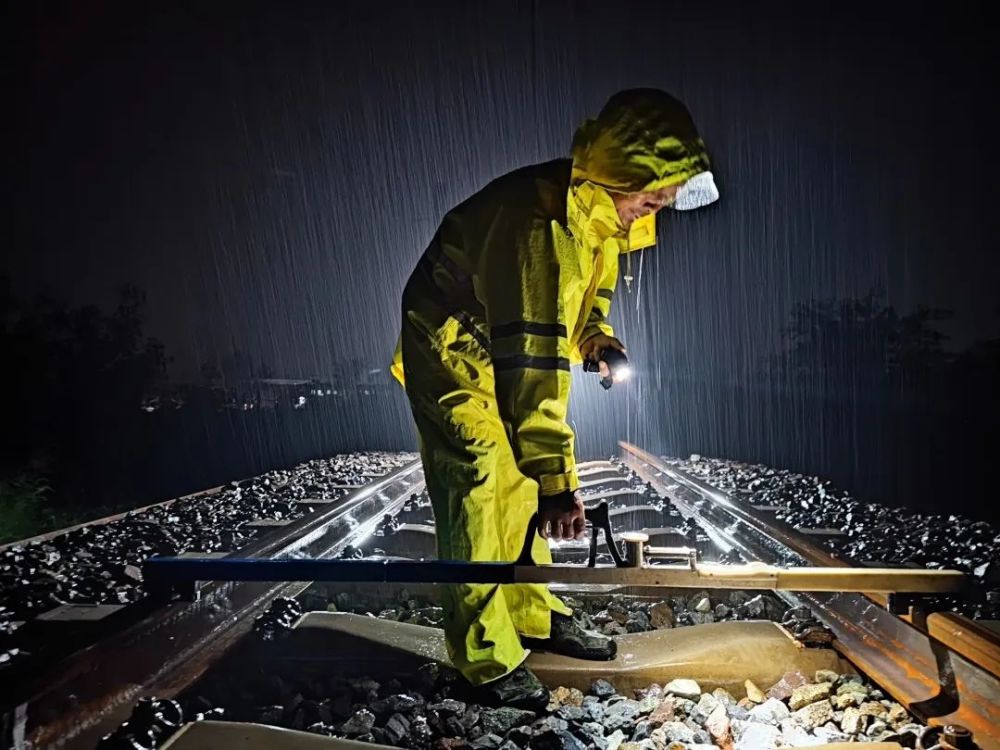 未雨绸缪｜铁路防汛用足“黑科技”，雨量达到限值将降速、封线