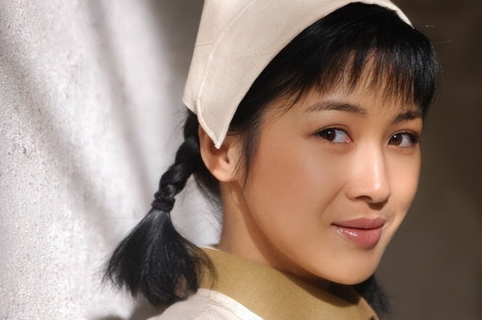 2005年童蕾因出演年代战争剧《亮剑》中的护士"田雨"一角迅速走红,她