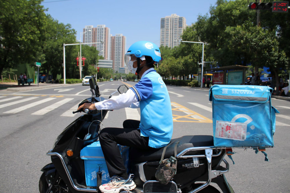 郑州外卖小哥送外卖途中收到研究生录取通知书,曾被同事称为"阿甘"