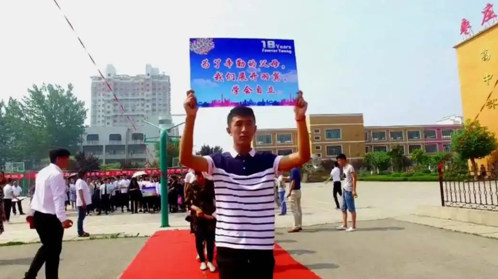 北京某中学成人典礼，现场豪华堪称现代继承者们，学生们贵气十足