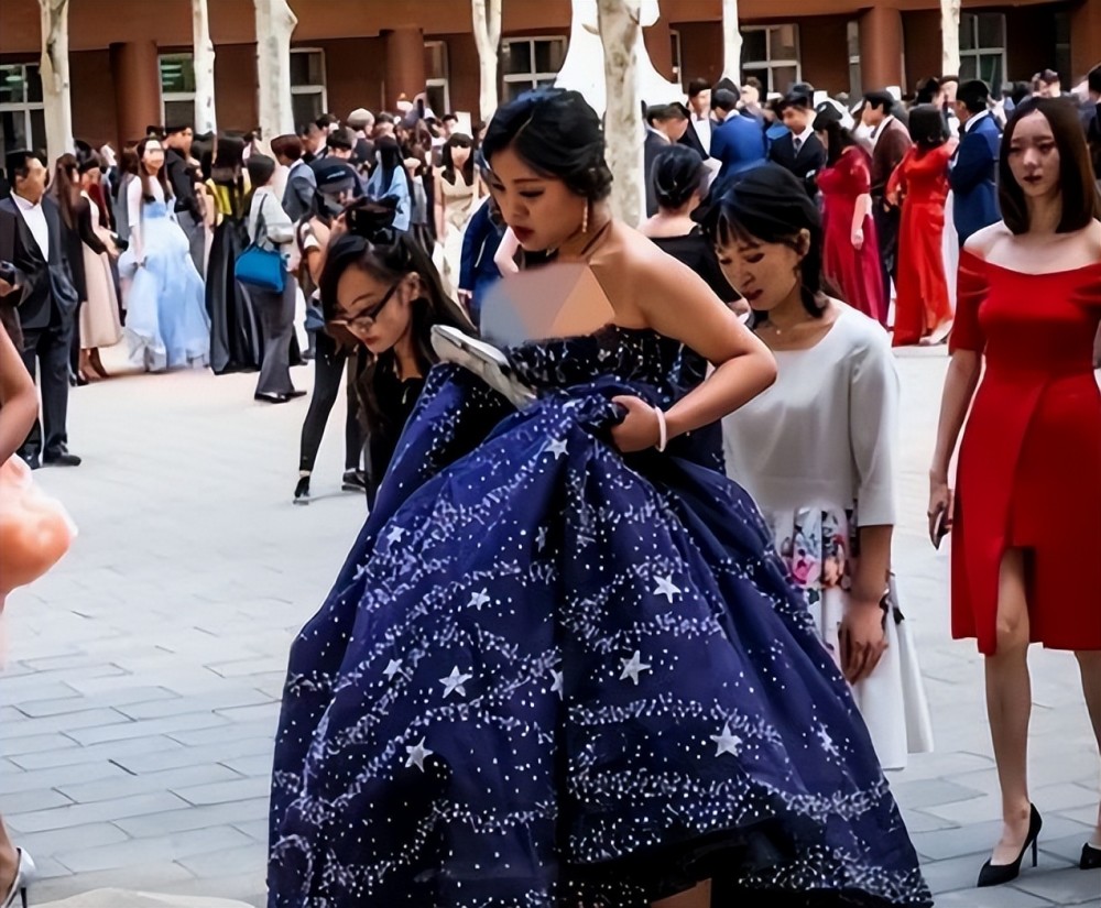 北京某中学成人典礼，现场豪华堪称现代继承者们，学生们贵气十足