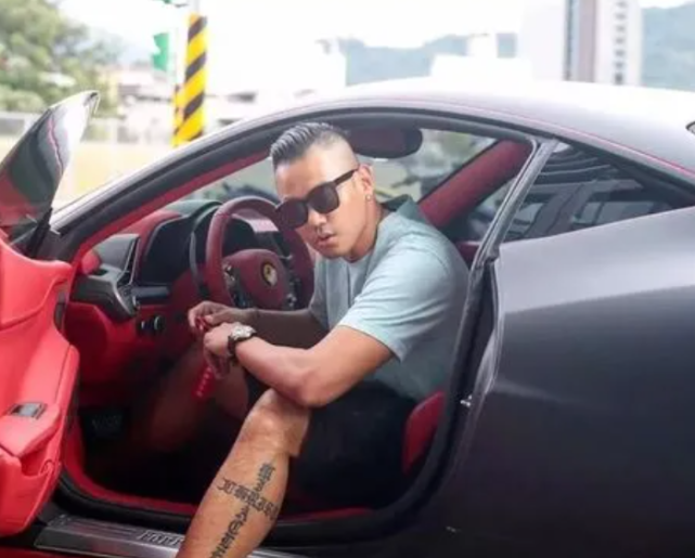 陈建州开黑色跑车出门,轮胎都快磨平舍不得换,粉丝表示心疼不已