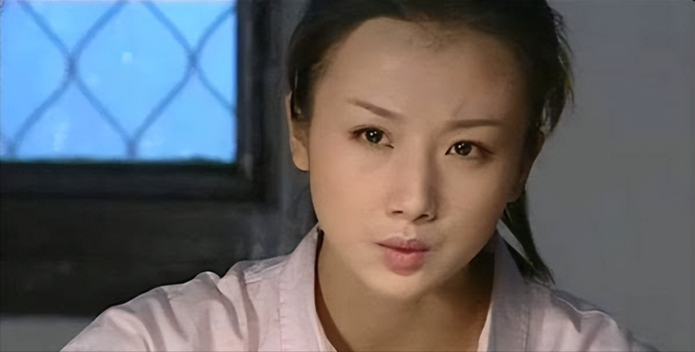 当时的演员孙菲菲只有22岁,五官精致灵动,尤其是一双大眼睛水汪汪的.