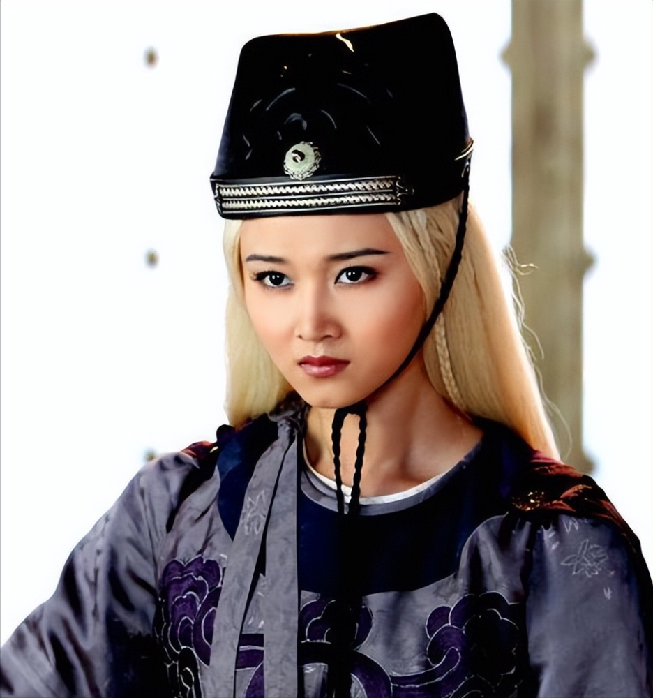 孙熙的长相非常甜美,戏路也很宽,在出演完《重案六组》之后,还挑战