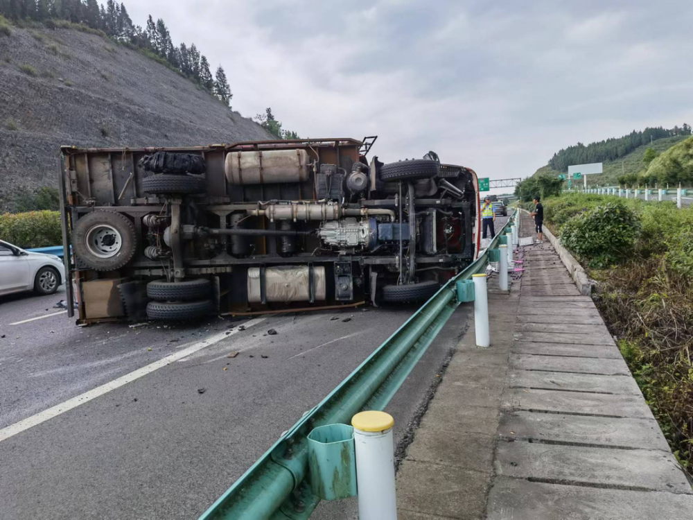 驚險貨車行駛中突然爆胎失控側翻在高速公路上知危險會避險