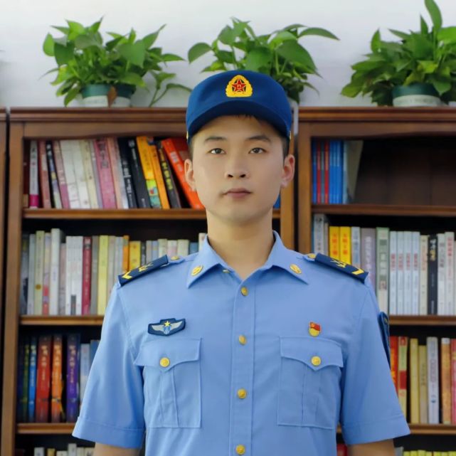 本 期 主 播吴效儒现任95261部队64分队机械员,中士.