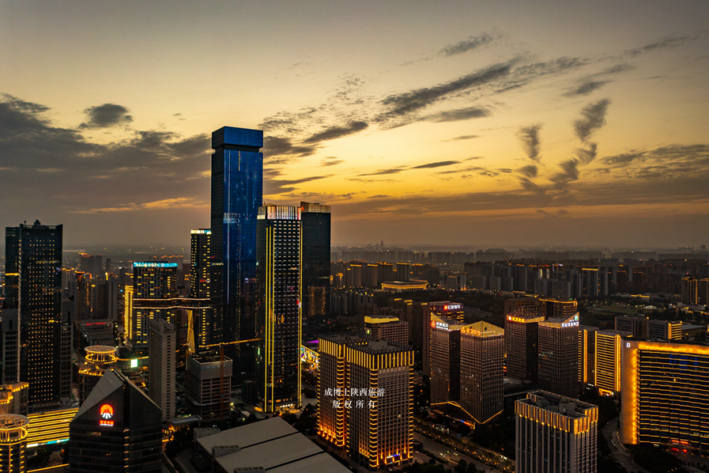 西安高新区锦业路最璀璨的城市夜景凸显国际大都市气质
