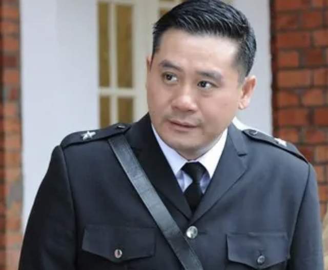 53岁港星麦长青现身广州街头摆摊唱歌热到脸红满脸笑容心情好