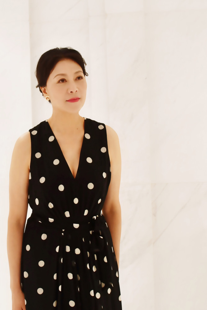 女人男相身材微胖又怎样学59岁岳红的穿搭美得优雅高级又显瘦