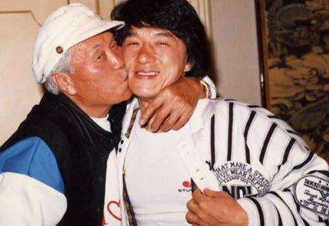 9年前,成龙回安徽与两个亲哥相认,对方一贫如洗,他做了啥?