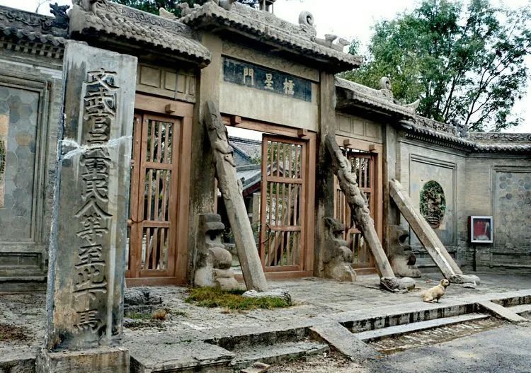 它主要建築有影壁,欞星門,泮池,大成門,名宦祠與鄉賢祠,東西兩廡,月臺