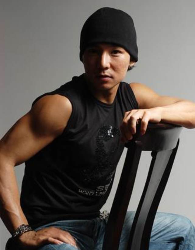 而接下来被封禁的原因就更离谱了,因为刘畊宏的胸肌有点大,被