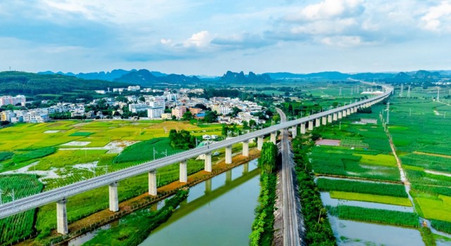 预计今年年底建成通车南崇铁路上半年超额完成