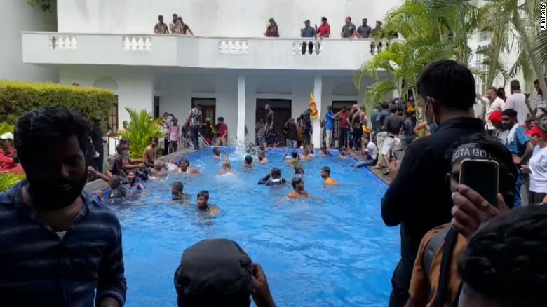 府邸遭示威者闯入、纵火，斯里兰卡总统总理宣布将辞职