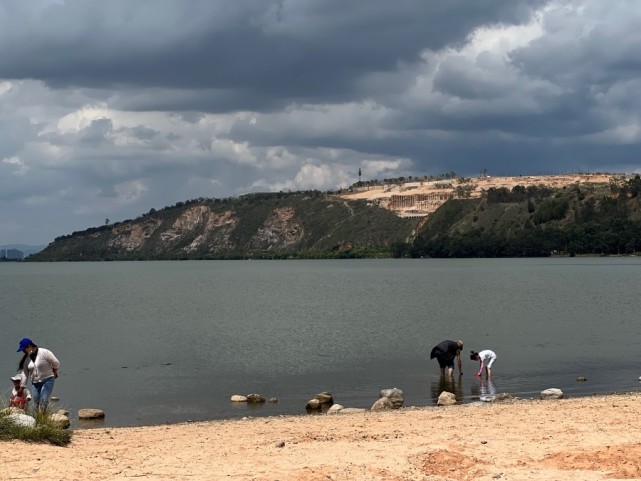 (南方周末记者 翁洹/图)长腰山往南十多公里,滇池南岸的"南湾未来城"