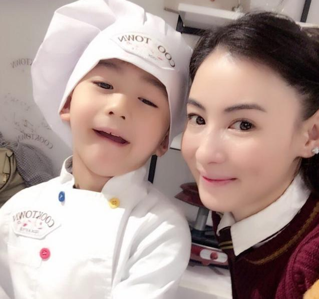 张柏芝三胎儿子生父是谁,孩子黄头发棕色皮肤疑是混血儿