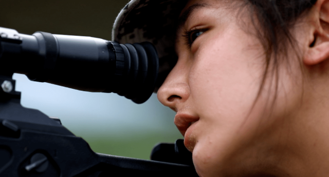 这个女狙击手,火了!