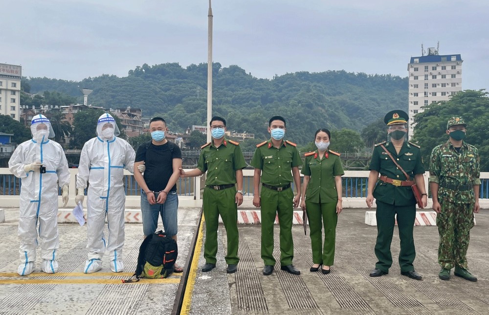 越南老街警方向我国移交通缉犯