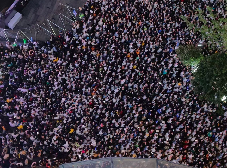 许巍现身云南昆明同德广场 现场人山人海热闹非凡万人空巷