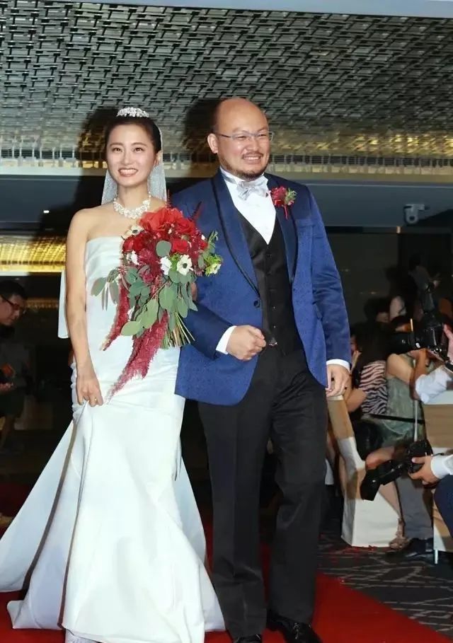 但赵小侨就是和他看对眼了,不顾刘亮佐是二婚,还有一个十几岁的孩子